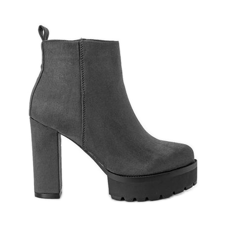 Bottes grises sur le poteau Lulis