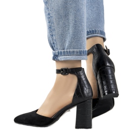 Escarpins noirs sur le poste de Natalie