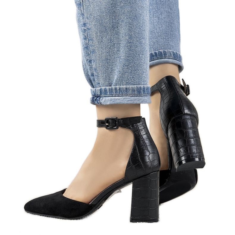 Escarpins noirs sur le poste de Natalie le noir