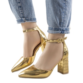 Escarpins en or sur le pilier Ayers doré