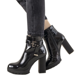 Bottines noires laquées sur le poteau Blanc