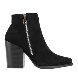 Bottines noires sur le poteau Charest le noir