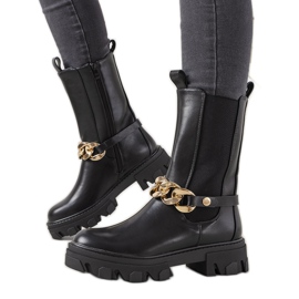 Bottes noires avec une chaîne en or de Luce le noir