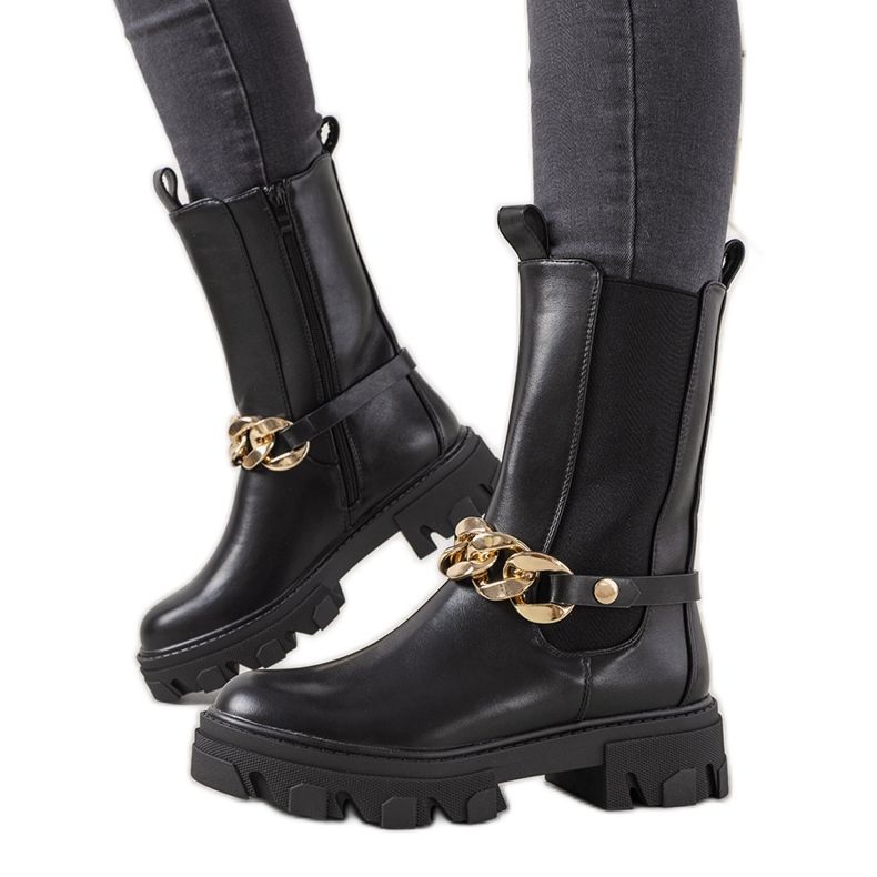 Bottes noires avec une chaîne en or de Luce le noir
