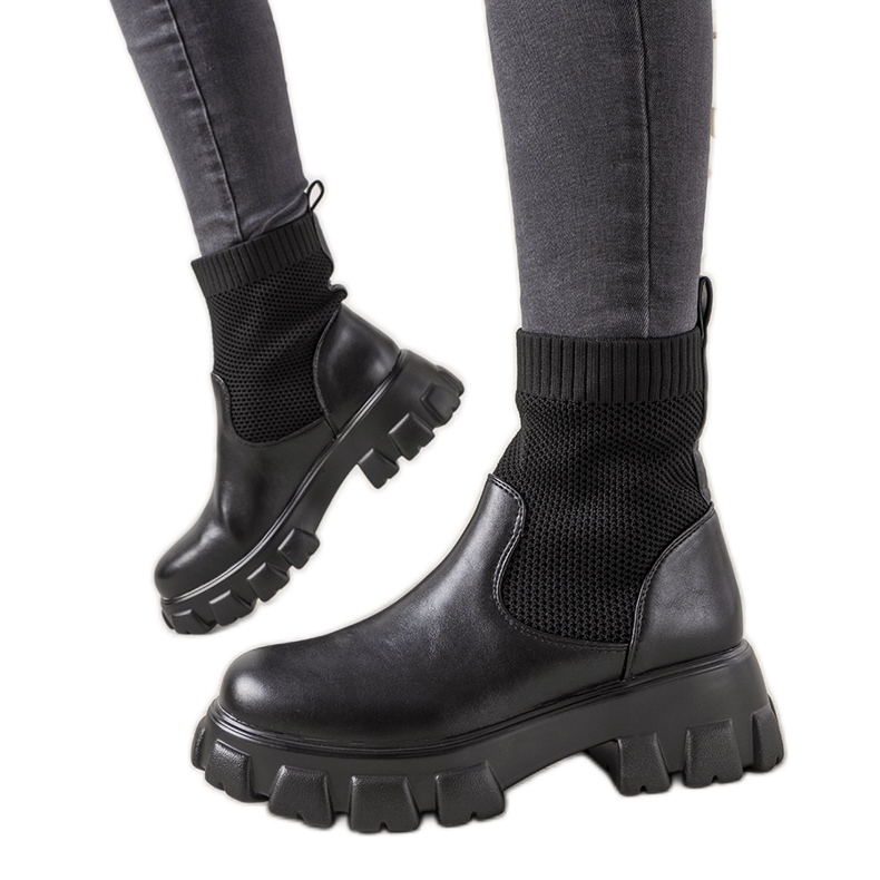 Bottines noires à tige chaussette de chez Slainie le noir