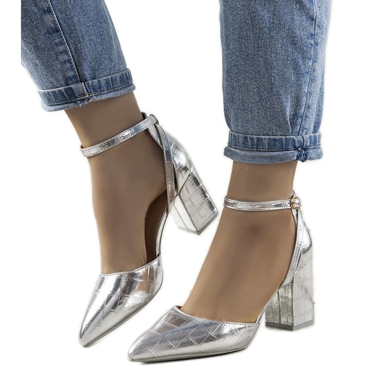 Escarpins argentés sur le poteau Davies Escarpins argentés sur le poteau Davies