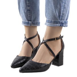 Escarpins noirs sur le poteau Strutt