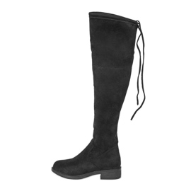 Bottes noires sur le post Laura