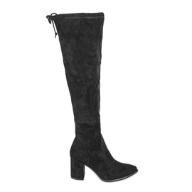 Bottes noires sur le poteau Tiffi