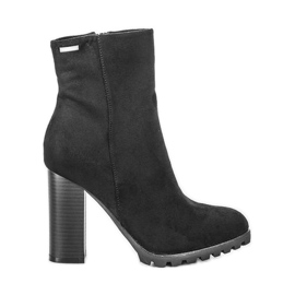 Bottines noires sur le post Marissa le noir