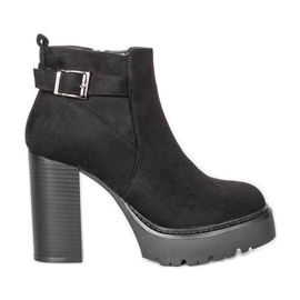 Bottines noires sur le poste de Katie le noir