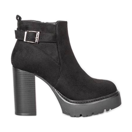 Bottines noires sur le poste de Katie le noir