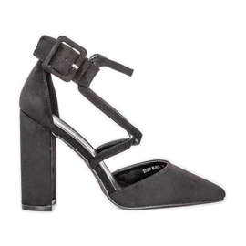 Escarpins noirs sur le poteau Piper