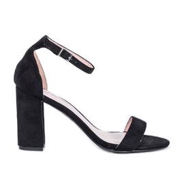 Sandales noires sur le poste de Bethany le noir
