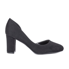 Escarpins noirs sur le post de Harperry