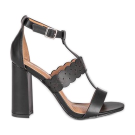 Sandales noires sur le post Like A Woman le noir