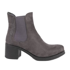 Bottes grises sur le post de Tina Grey