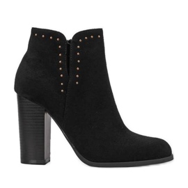 Bottines noires sur le poteau Cosette