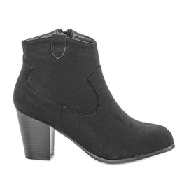 Bottines noires sur le post Katia le noir Bottines noires sur le post Katia le noir