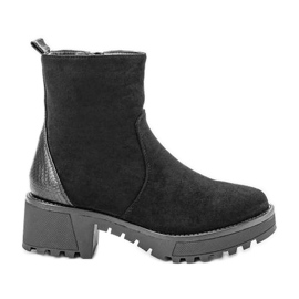 Bottes noires sur un poste atomique bas