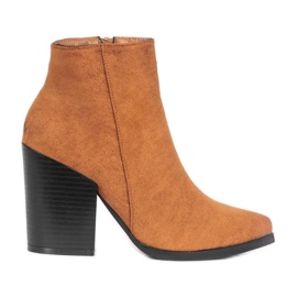 Bottines marron sur le post Mia brun