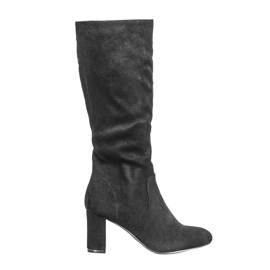 Bottes noires sur le poteau de Margot