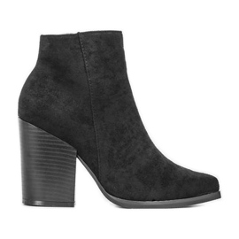 Bottines noires sur le post Mia le noir