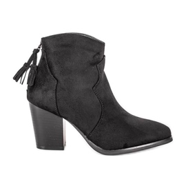 Bottes de cowboy noires sur le poste d'Abigail