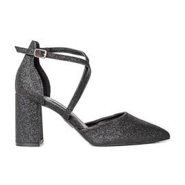 Escarpins noirs sur le Shiny post