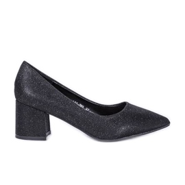 Escarpins noirs brillants sur le poste de Laita