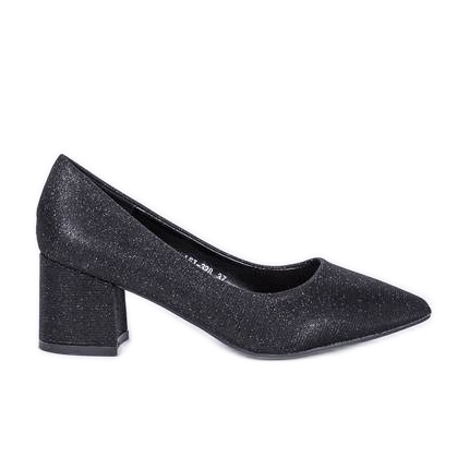 Escarpins noirs brillants sur le poste de Laita le noir Escarpins noirs brillants sur le poste de Laita le noir