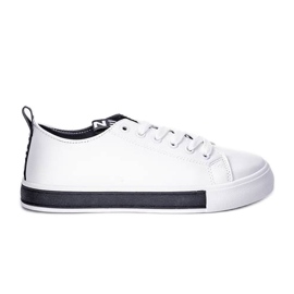 Les baskets blanches d'Alison sur une semelle plate le noir