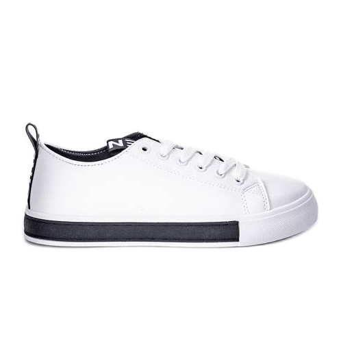 Les baskets blanches d'Alison sur une semelle plate le noir