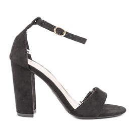 Sandales noires sur le poste de Beti