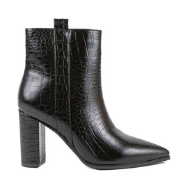 Bottines noires sur le poteau Zahara