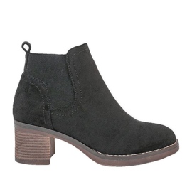 Bottines noires sur le post Hanah