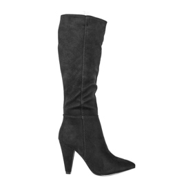 Bottes noires sur le poste Evelyn le noir
