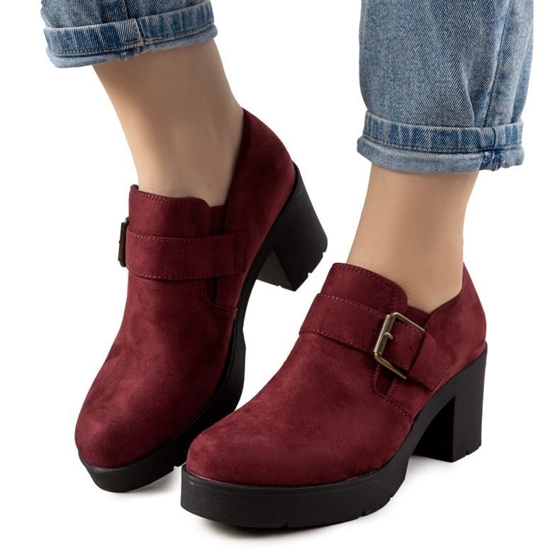 Les richelieus marrons au poste de Léonie rouge Les richelieus marrons au poste de Léonie rouge