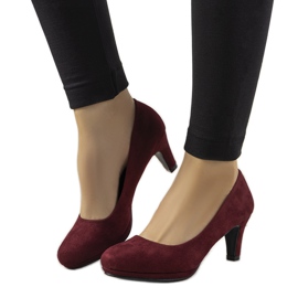 Escarpins bordeaux sur un stiletto Eiffel rouge