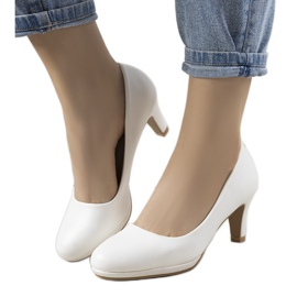 Escarpins blancs sur talon aiguille en éco-cuir Fink