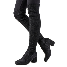 Bottes noires brillantes sur le genou d'Uta argent