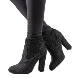 Bottines noires brillantes sur le poteau Birgit le noir