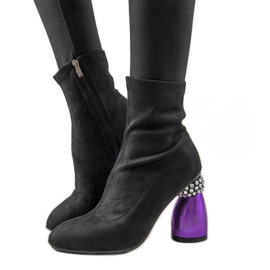 Bottes noires sur un poteau décoratif Bazin