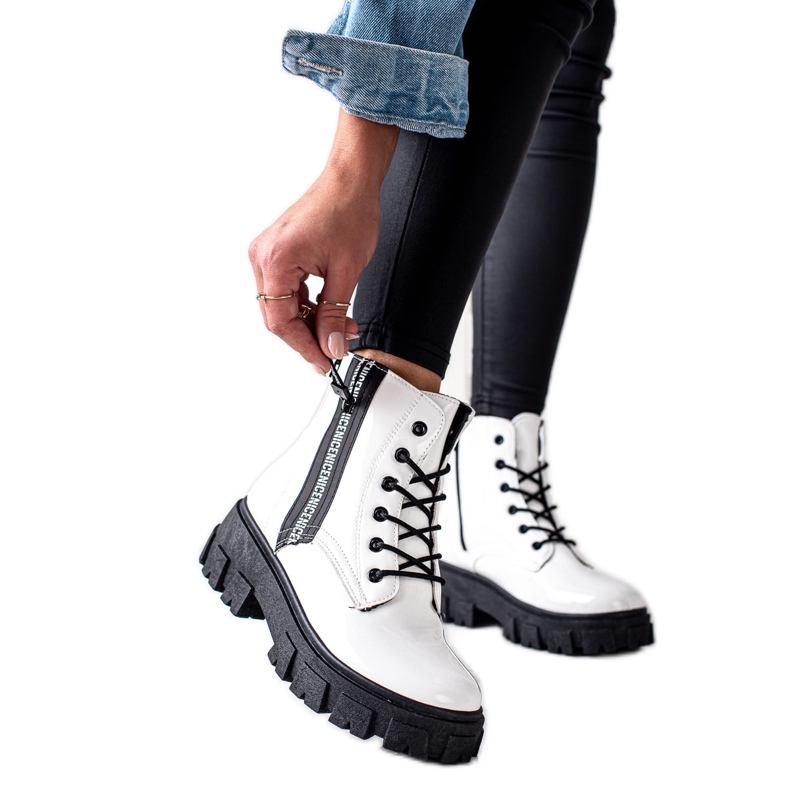 TRENDI Travailleurs noués blancs sur la plate-forme blanche