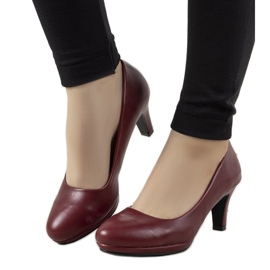 Escarpins bordeaux sur un talon en cuir Fink rouge