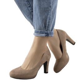 Escarpins beiges sur un pilier en éco-cuir Sara