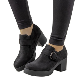 Chaussures noires sur le poste de Léonie le noir