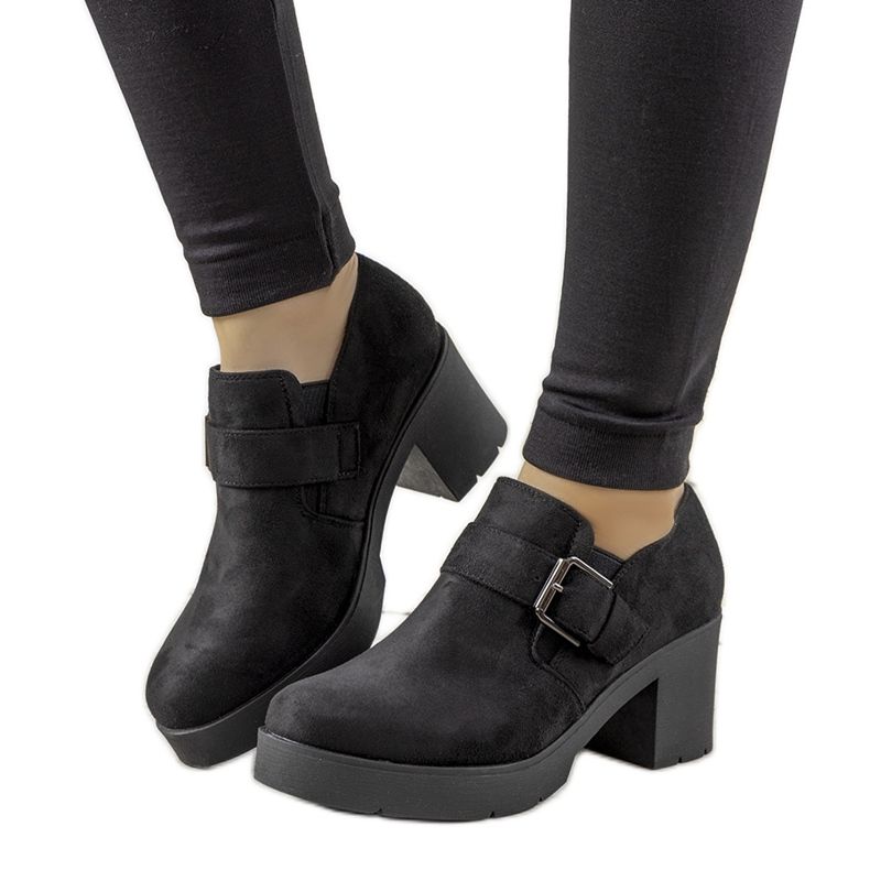 Chaussures noires sur le poste de Léonie le noir