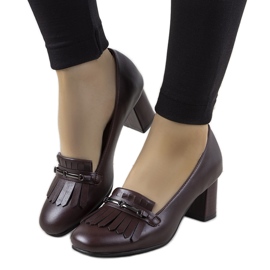 Escarpins marron sur un poteau en éco-cuir d'Alice rouge Escarpins marron sur un poteau en éco-cuir d'Alice rouge