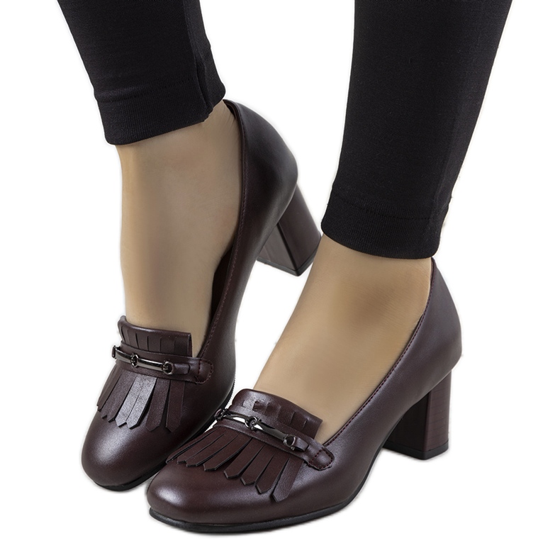 Escarpins marron sur un poteau en éco-cuir d'Alice rouge Escarpins marron sur un poteau en éco-cuir d'Alice rouge